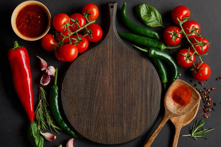 Verduras y especias sobre un fondo negro