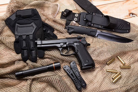 Pistol, cuțite și cartușe